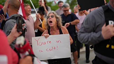 Una donna urla verso i sostenitori di Trump mentre partecipa a una protesta pro-democrazia e anti-Trump fuori dalla tenuta di Trump a Mar-a-Lago a Palm Beach, il 17 luglio 2025.