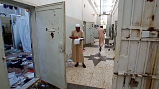 ChatGPT said: صورة أرشيفية من 27 أغسطس 2011 لمواطنين ليبيين يبحثون عن وثائق داخل سجن أبو سليم في طرابلس، أحد أشهر سجون نظام القذافي.