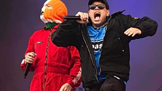 Hip hop üçlüsü Kneecap’ten J. J. O Dochartaigh (solda) ve Naoise O Caireallain.