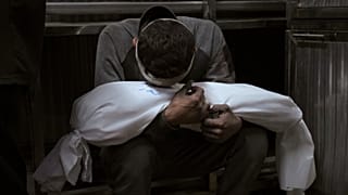 حسام عزام يحمل جثمان ابنه أمير، الذي قُتل في غارة جوية إسرائيلية، 15 يوليو 2025.