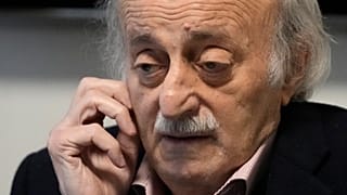 الزعيم الدرزي اللبناني وليد جنبلاط يلوح بيده خلال مؤتمر صحفي في بيروت، لبنان، الأحد 2 مارس/آذار 2025. 