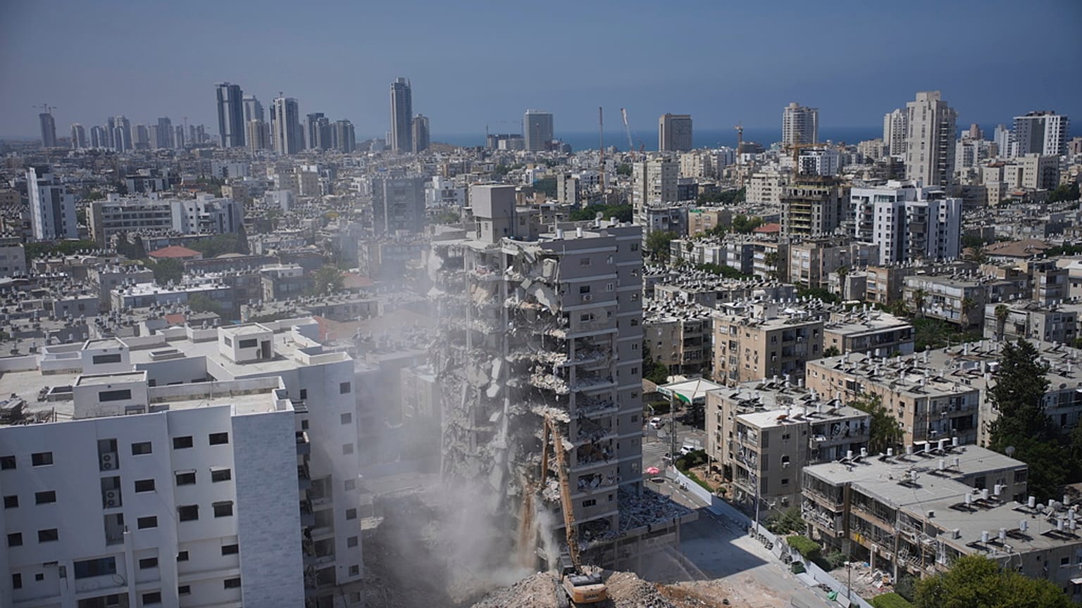 مبنى استهدف بصاروخ إيراني خلال الحرب الإسرائيلية-الإيرانية التي استمرت 12 يومًا الشهر الماضي، يتم هدمه في بات يام، إسرائيل، يوم الخميس 10 يوليو 2025.