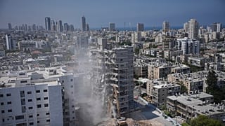 مبنى استهدف بصاروخ إيراني خلال الحرب الإسرائيلية-الإيرانية التي استمرت 12 يومًا الشهر الماضي، يتم هدمه في بات يام، إسرائيل، يوم الخميس 10 يوليو 2025.