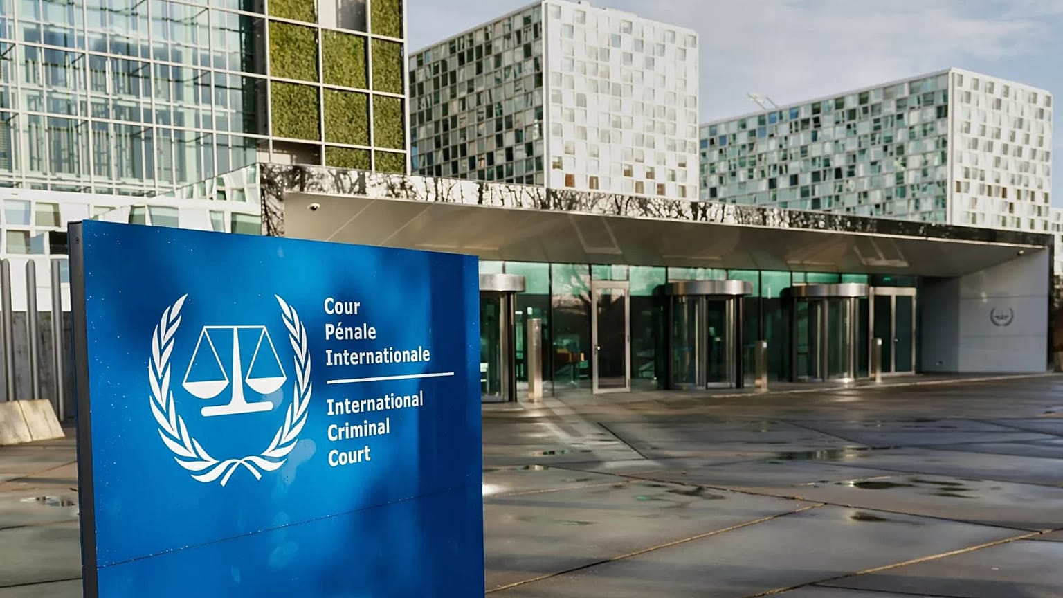 Lahey'deki Uluslararası Ceza Mahkemesi'nin dış cephesinin genel görünümü, 12 Mart, 2025