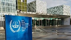 Γενική άποψη του εξωτερικού χώρου του Διεθνούς Ποινικού Δικαστηρίου στη Χάγη, 12 Μαρτίου 2025