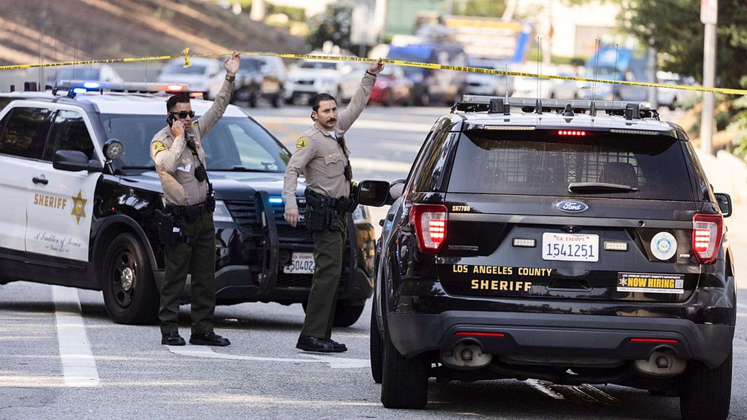 Chiusura della strada vicino al sito di un'esplosione presso la LA County Sheriff’s Special Operations Bureau venerdì, luglio 18, 2025, a Los Angeles