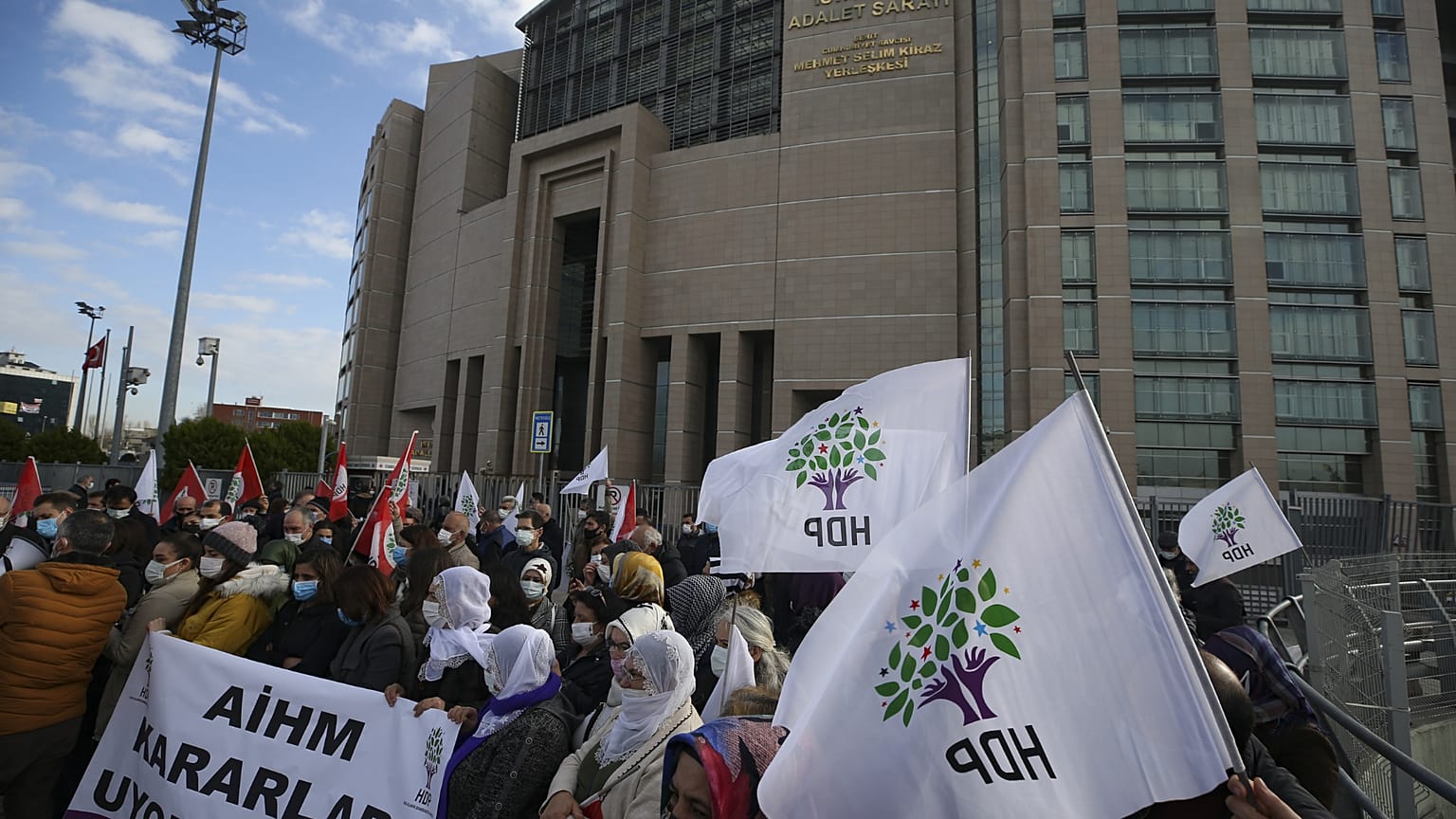 Halkların Demokratik Partisi (HDP) destekçileri İstanbul’daki adliye önünde protesto düzenledi, 3 Şubat 2021.