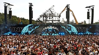 O palco principal queimado é visto enquanto as pessoas ouvem a atuação dos DJ Odymel e Pegassi no festival de música Tomorrowland em Boom, Bélgica, sexta-feira, 18 de julho de 2025.