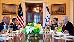 الرئيس دونالد ترامب يلتقي رئيس الوزراء الإسرائيلي بنيامين نتنياهو في الغرفة الزرقاء بالبيت الأبيض، يوم الاثنين 7 يوليو/تموز 2025، في واشنطن. 