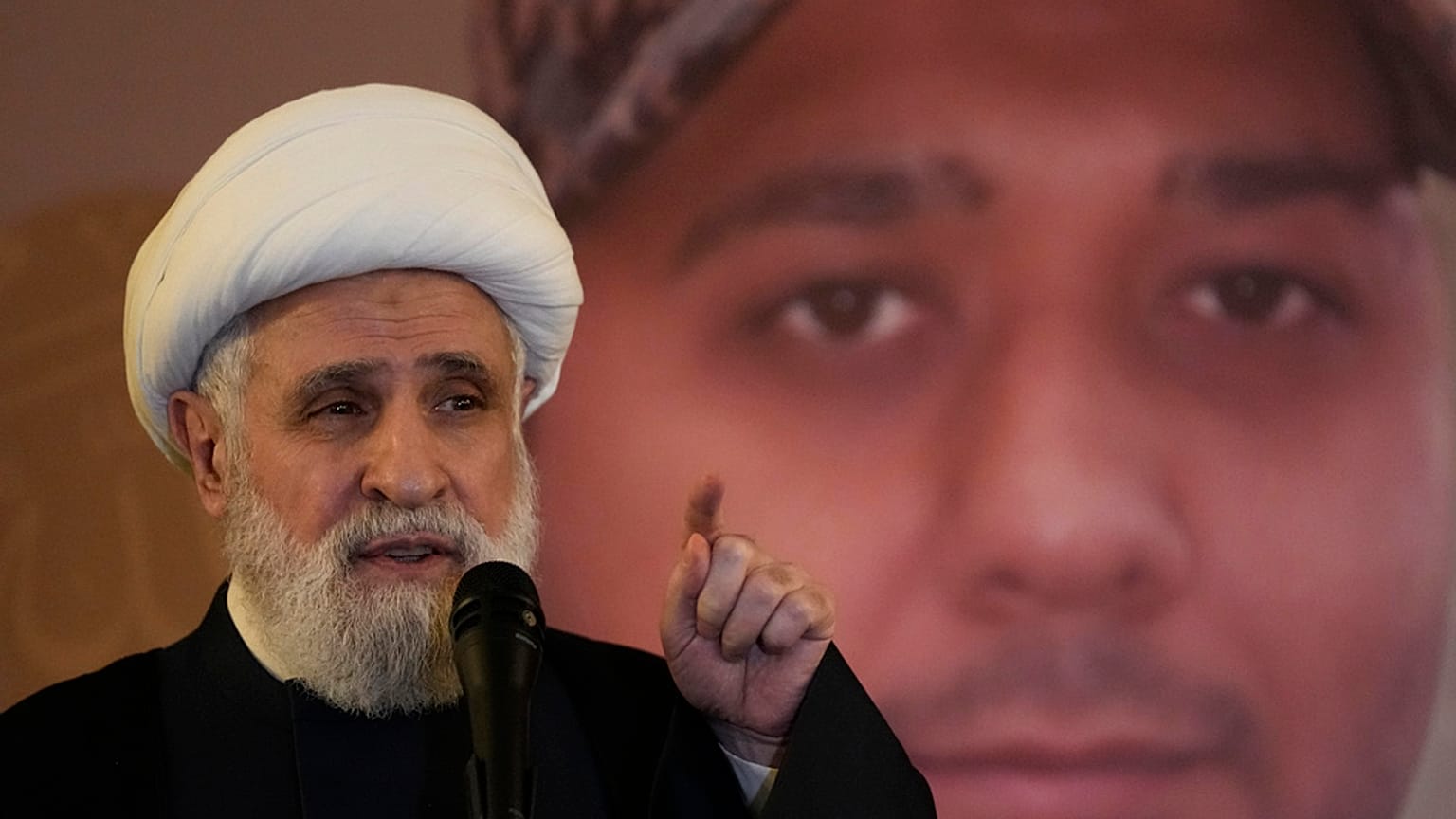  الشيخ نعيم قاسم، نائب الأمين العام لحزب الله، يتحدث خلال حفل تأبين أحد مقاتلي حزب الله، في بيروت، لبنان، الخميس 28 ديسمبر/كانون الأول 2023. 