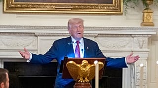 الرئيس دونالد ترامب يتحدث خلال عشاء لأعضاء مجلس الشيوخ الجمهوريين في قاعة الطعام الرسمية بالبيت الأبيض