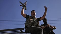 Βεδουίνος μαχητής αναβοσβήνει το σήμα της νίκης και φωνάζει συνθήματα στο χωριό Mazraa στα περίχωρα της Sweida, κατά τη διάρκεια συγκρούσεων μεταξύ φυλών βεδουίνων, πολιτοφυλακών Δρούζων, Συρία, 18 Ιουλίου 2025