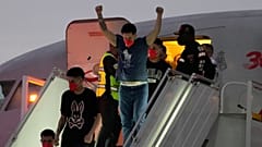 Migranten, die vor Monaten von den Vereinigten Staaten nach El Salvador abgeschoben wurden, kommen am Freitag, 18. Juli 2025, auf dem internationalen Flughafen Simon Bolivar in Maiquetia, Venezuela, an.
