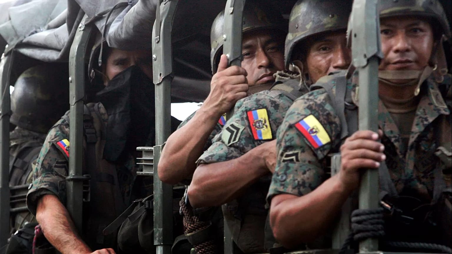 ARQUIVO: Soldados equatorianos viajam num camião militar em direção à fronteira com a Colômbia, em Dureno, Equador, na quarta-feira, 5 de março de 2008.