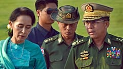 FILE - Dans cette photo d'archive du 6 mai 2016, Aung San Suu Kyi, ministre des Affaires étrangères du Myanmar, marche avec le général Min Aung Hlaing, chef militaire du Myanmar, à Naypyitaw, au Myanmar.