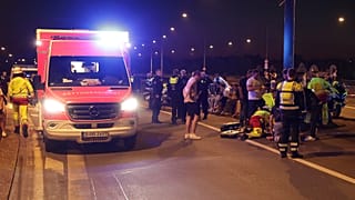 Rettungskräfte versorgen Verletzte auf einer Brücke, nachdem Feuerwerkskörper auf der Rheinkirmes in Düsseldorf am Freitag, 18. Juli 2025, explodierten.