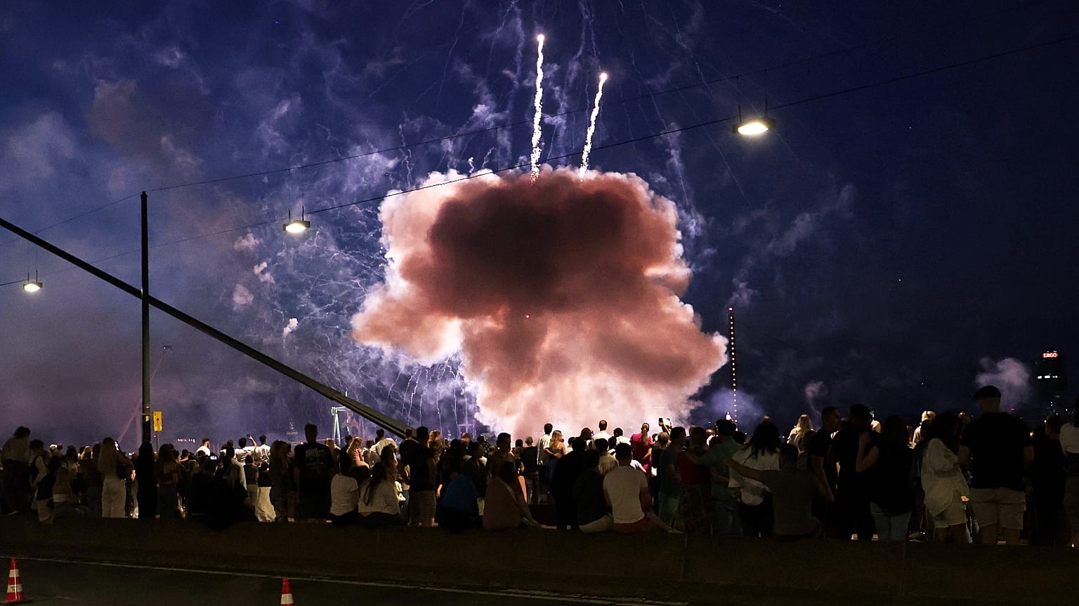 Fuegos artificiales explotan a baja altura cerca de los espectadores en el último espectáculo pirotécnico de la feria del Rin el 18 de julio de 2025 en Düsseldorf, Alemania.
