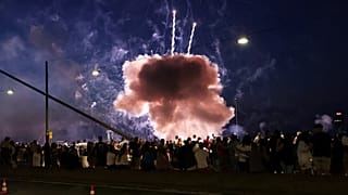 Fuegos artificiales explotan a baja altura cerca de los espectadores en el último espectáculo pirotécnico de la feria del Rin el 18 de julio de 2025 en Düsseldorf, Alemania.