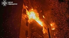 Ένα κτίριο κατοικιών καίγεται μετά από ρωσική αεροπορική επίθεση στην Οδησσό της Ουκρανίας, Σάββατο 19 Ιουλίου 2025.