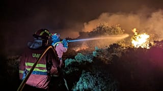 Bomberos trabajan en la extinción del incendio de Ávila.