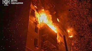 Odesszai lakóépület ég éjszaka