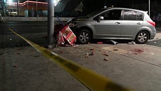 Ein Gebiet wird abgesperrt, nachdem ein Fahrzeug am frühen Samstag, 19. Juli 2025, auf einem belebten Boulevard in Los Angeles in eine Menschenmenge gerast ist.