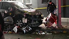 Автомобиль врезался в толпу людей