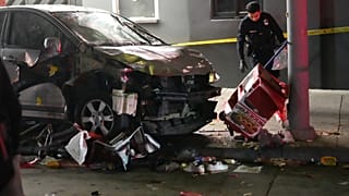 Автомобиль врезался в толпу людей