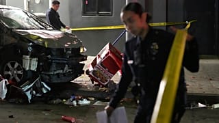 اصطدام سيارة بحشد من الناس ينتظرون دخول ملهى ليلي على طول شارع مزدحم في لوس أنجلوس في وقت مبكر من يوم السبت 19 يوليو 2025