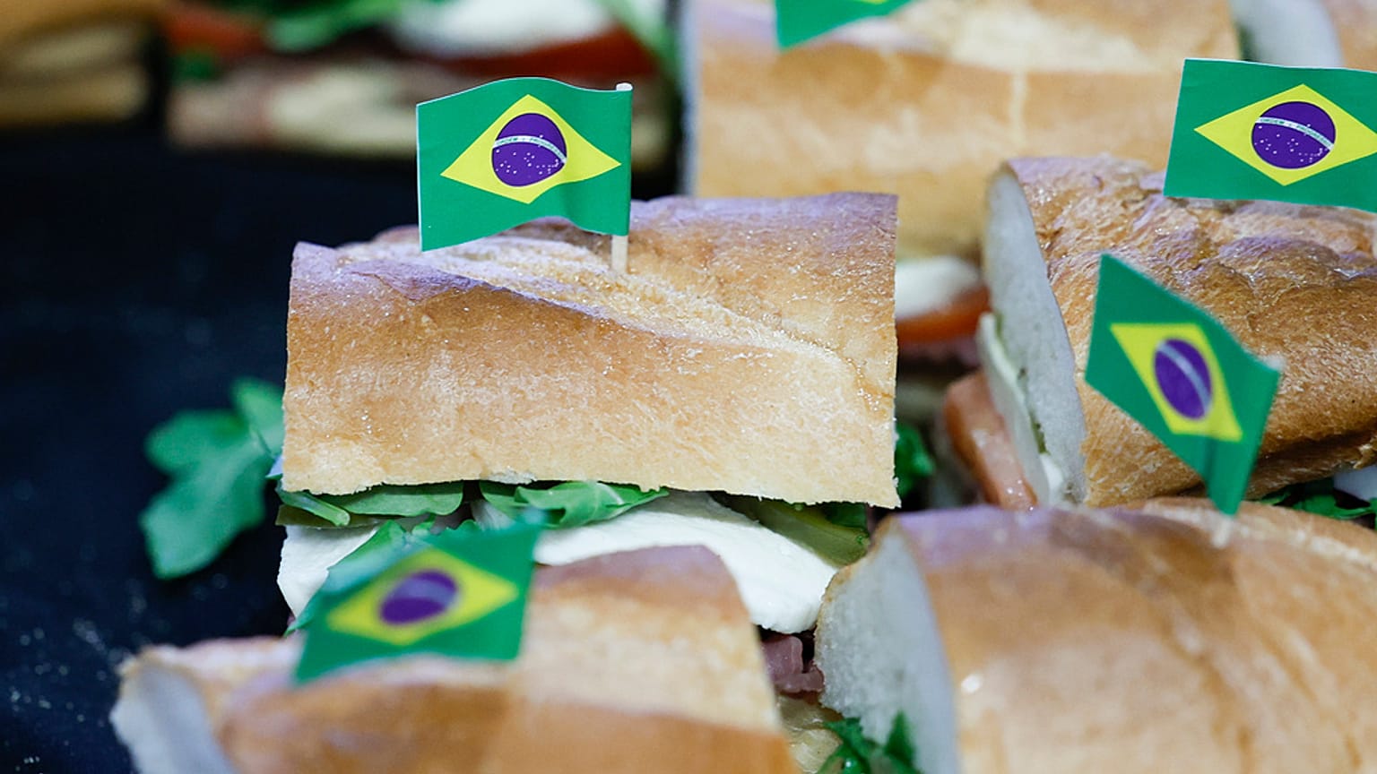 ARCHIVO (05/09/2024): Bocadillos de Roast Beef Bauru servidos durante una manifestación de temática brasileña para los aficionados de los Eagles que parten hacia São Paulo. 