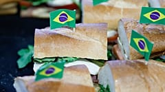 ARCHIVO (05/09/2024): Bocadillos de Roast Beef Bauru servidos durante una manifestación de temática brasileña para los aficionados de los Eagles que parten hacia São Paulo. 