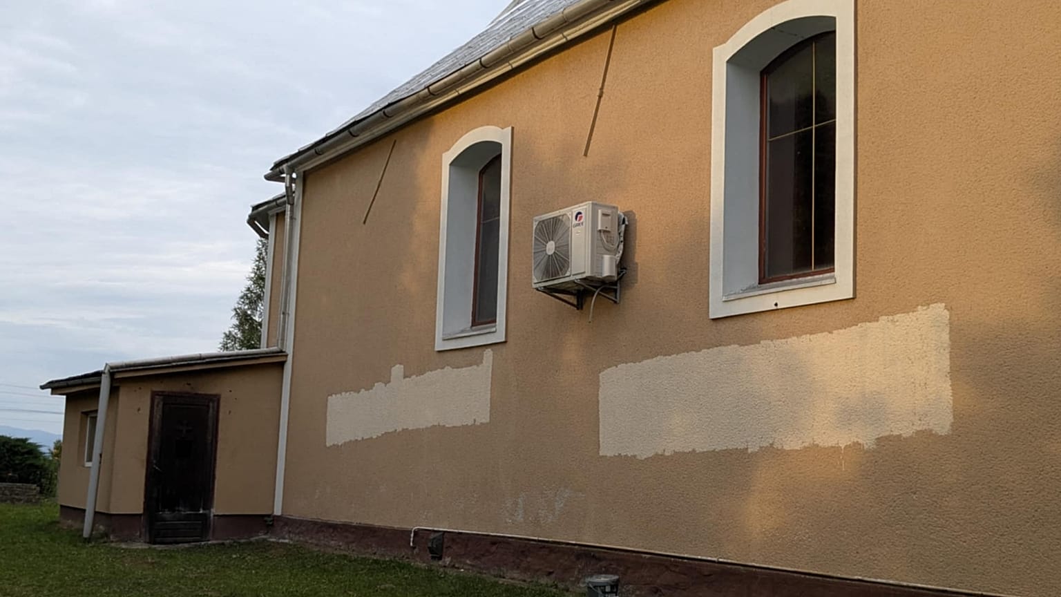 Lefestett felirat a palágykomoróci templomon