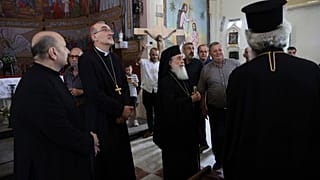 بطاركة القدس، البطريرك اللاتيني الكاردينال بييرباتيستا بيتسابالا (الثاني من اليسار)، والبطريرك اليوناني الأرثوذكسي ثيوفيلوس الثالث (الوسط)، يقودون وفدًا دينيًا إلى قطاع غزة في