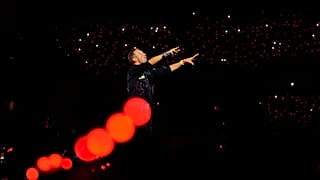 Chris Martin dos Coldplay actua durante a digressão mundial da banda Music Of The Spheres no Estádio Desportivo D. Y. Patil em Navi Mumbai, sábado, 18 de janeiro de 2025.