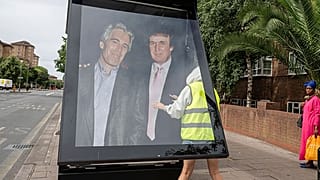 Aktivistler, 17 Temmuz 2025'te Londra'daki ABD Büyükelçiliği yakınlarına Başkan Donald Trump ve Jeffrey Epstein'ı gösteren bir poster asıyor.