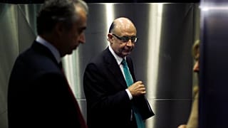 El ministro de Hacienda de España, Cristóbal Montoro, sale de una conferencia de prensa en el Parlamento en Madrid, España, el sábado 29 de septiembre de 2012.