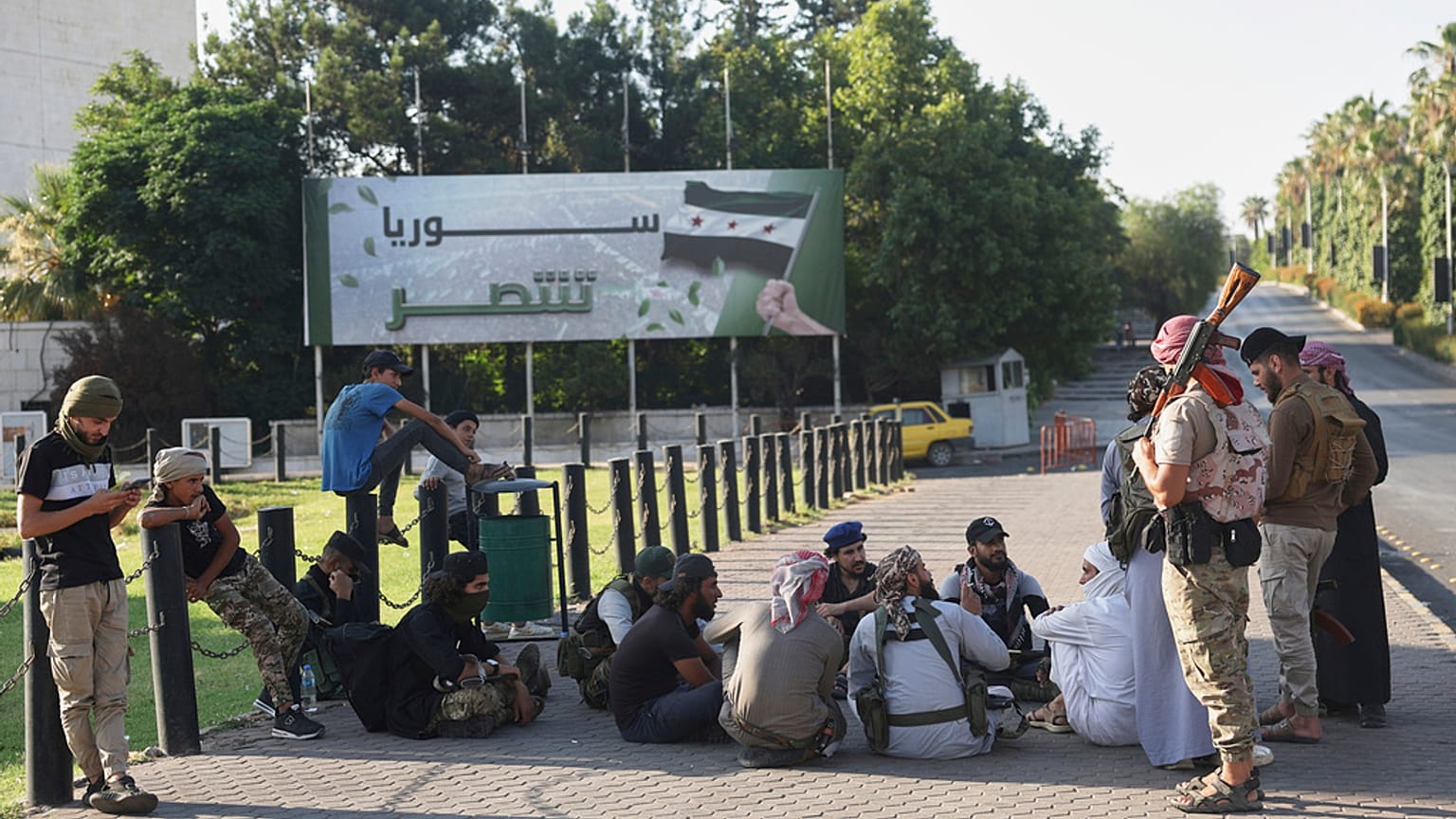 مقاتلون بدو من مختلف المحافظات يتجمعون في ساحة الأمويين بدمشق ، سوريا ، السبت 19 تموز / يوليو 2025 ، قبل التوجه إلى محافظة السويداء