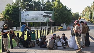 مقاتلون بدو من مختلف المحافظات يتجمعون في ساحة الأمويين بدمشق ، سوريا ، السبت 19 تموز / يوليو 2025 ، قبل التوجه إلى محافظة السويداء
