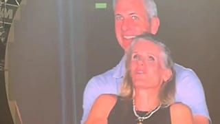 İkilinin 'kiss cam'e yakalandığı anlar sosyal medyayı kasıp kavurdu.