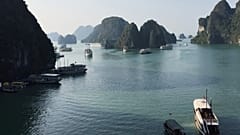 Touristenboote fahren am 24. Oktober 2015 in der Ha Long Bay in Vietnam.