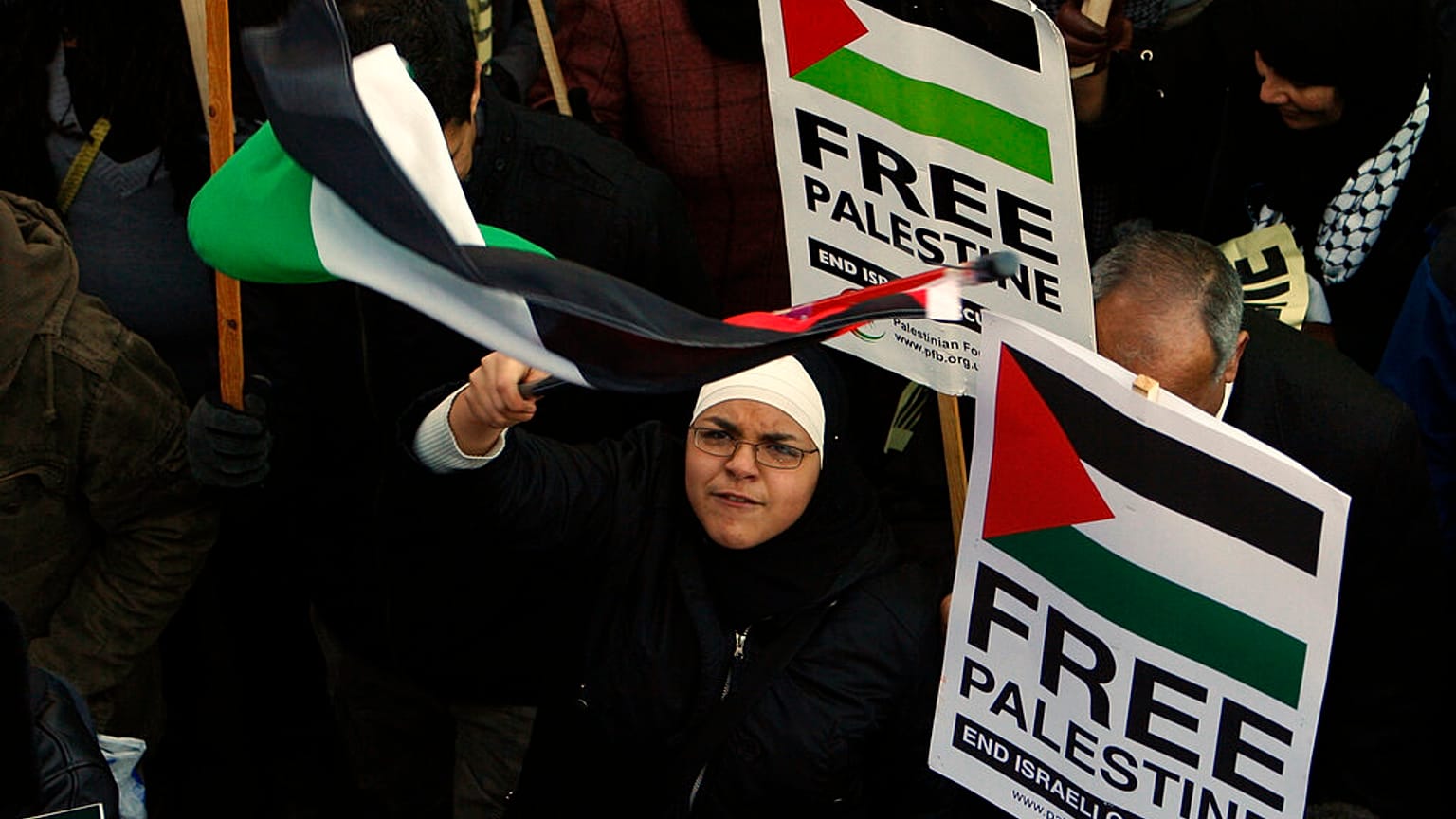 متظاهرة تلوح بعلم فلسطيني خلال مظاهرة في وسط لندن