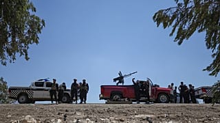 قوات الأمن السورية تنتشر على الطريق الدولي قرب إزرع في ريف درعا، بالقرب من محافظة السويداء الجنوبية