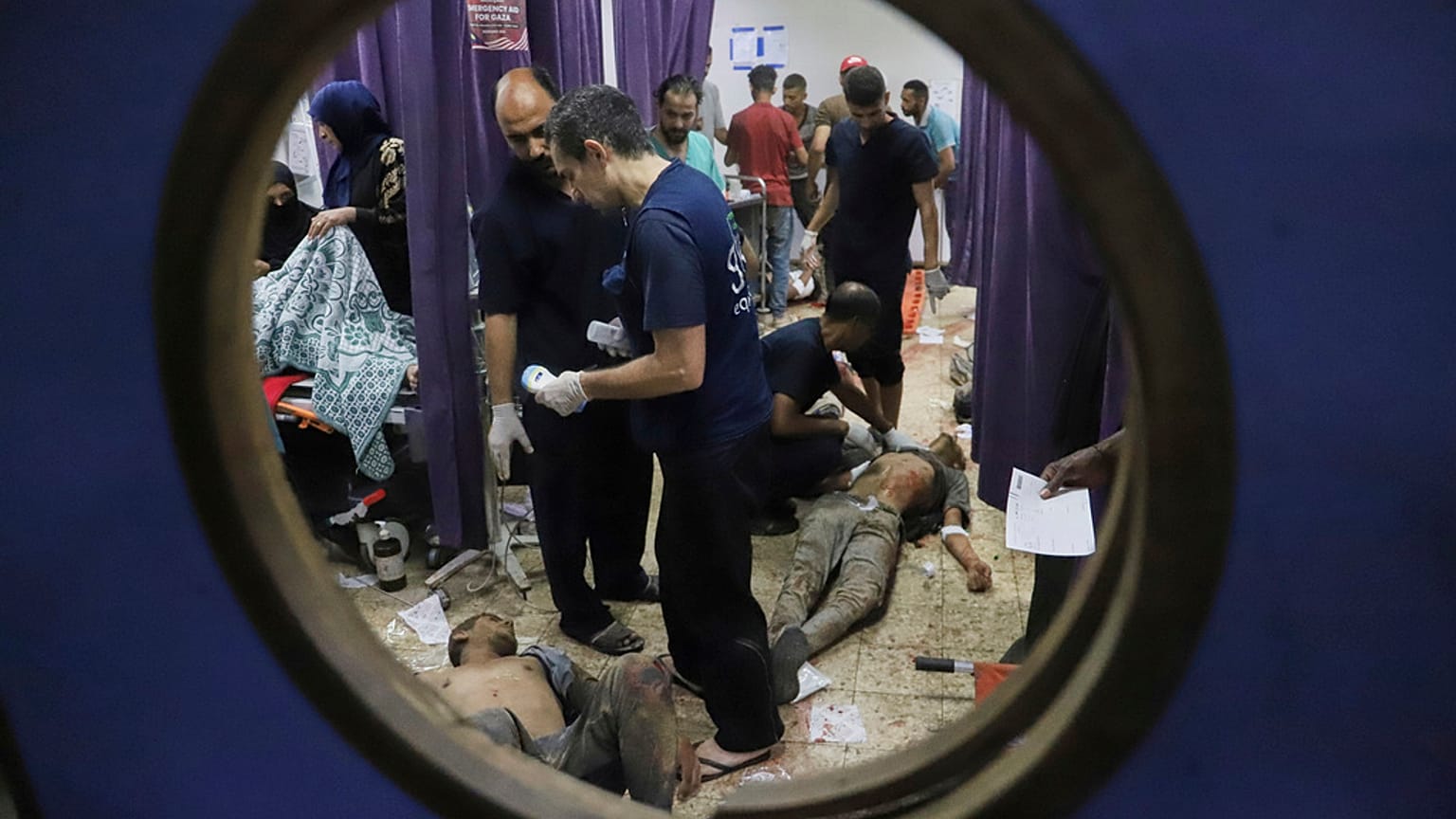 فلسطينيون أصيبوا خلال توزيع مواد غذائية في مركز تديره مؤسسة غزة الإنسانية