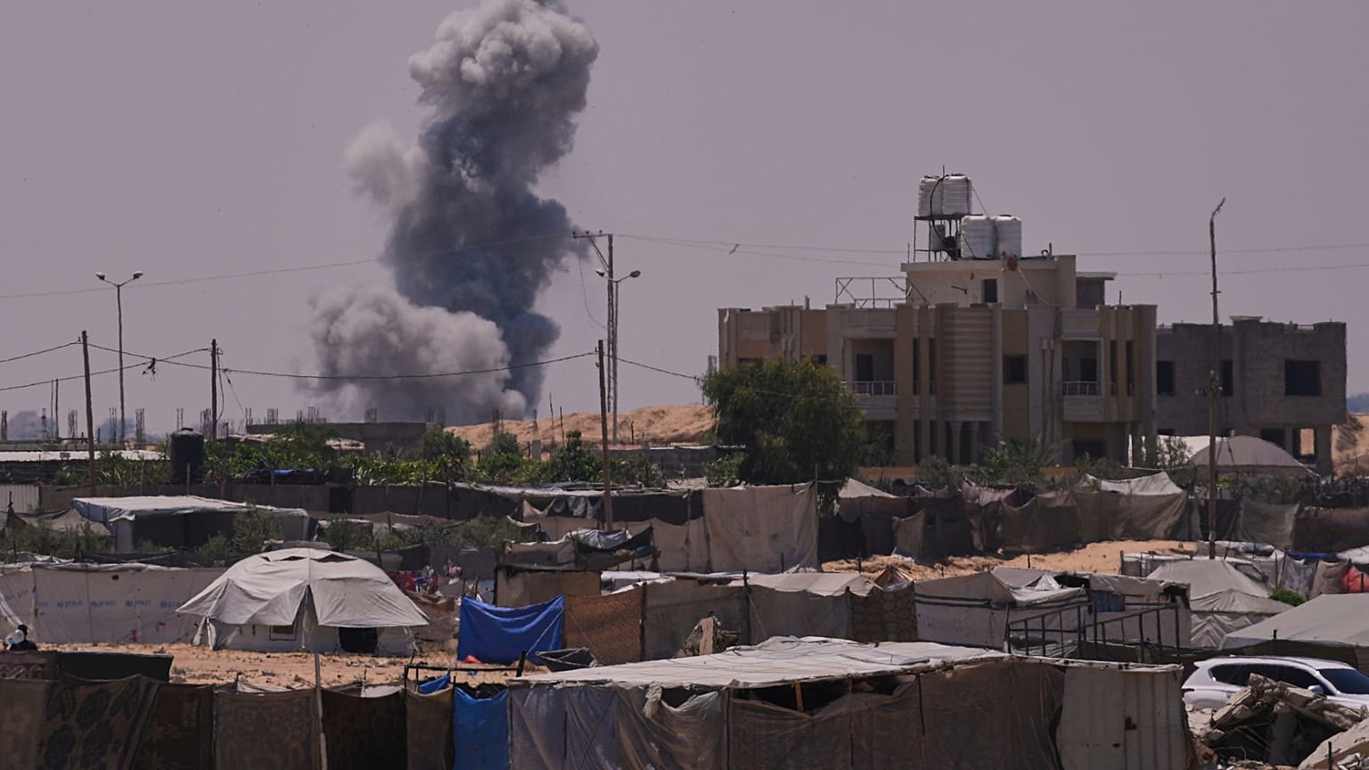 El humo se eleva al cielo después de un ataque aéreo del Ejército israelí en Jan Yunis, en el sur de la Franja de Gaza, el sábado 19 de julio de 2025.