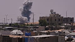 El humo se eleva al cielo después de un ataque aéreo del Ejército israelí en Jan Yunis, en el sur de la Franja de Gaza, el sábado 19 de julio de 2025.