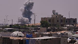 El humo se eleva al cielo después de un ataque aéreo del Ejército israelí en Jan Yunis, en el sur de la Franja de Gaza, el sábado 19 de julio de 2025.