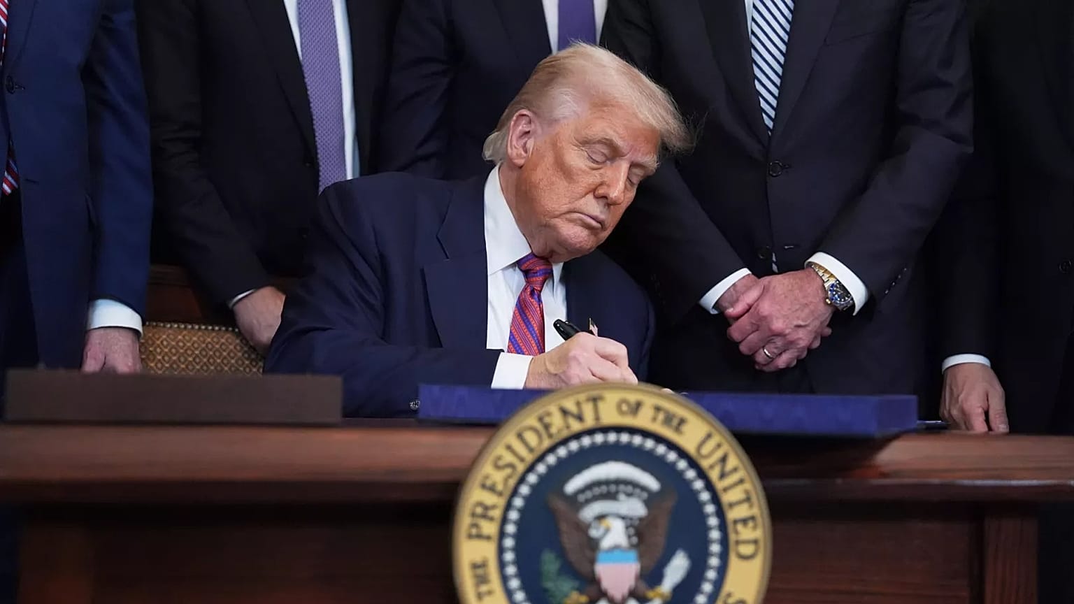 Trump, istikrarlı para birimlerini düzenleyen GENIUS Yasasını 18 Temmuz 2025 tarihinde Washington'da Beyaz Saray'ın Doğu Salonunda imzaladı.
