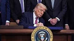Trump, istikrarlı para birimlerini düzenleyen GENIUS Yasasını 18 Temmuz 2025 tarihinde Washington'da Beyaz Saray'ın Doğu Salonunda imzaladı.