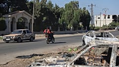 Beduinische Kämpfer rücken im Dorf Mazraa am Rande der Stadt Sweida im Süden Syriens aus, Samstag, 19. Juli 2025.