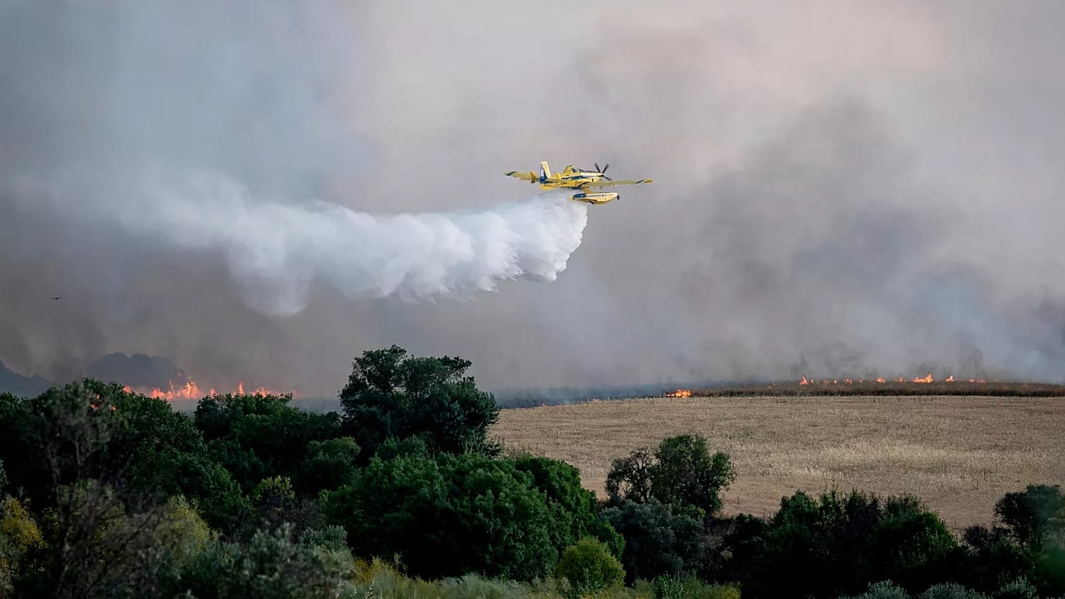 Un avión de extinción de incendios arroja agua durante los esfuerzos por extinguir un incendio forestal cerca de Navalcarnero, en Madrid, España, el 17 de julio de 2025.